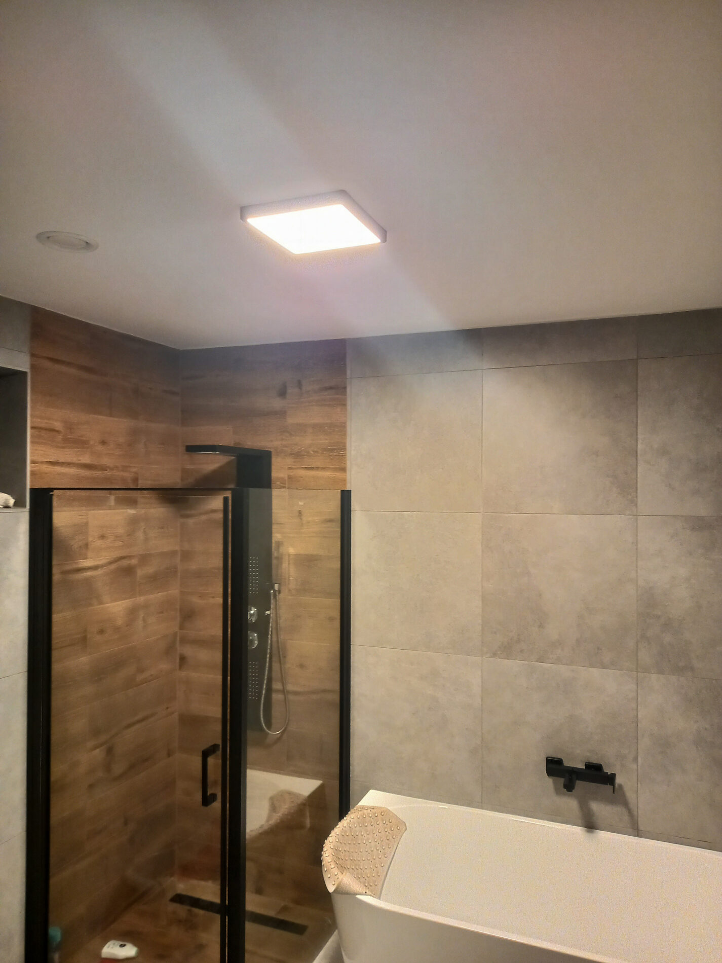 Fürdőszobai LED világítás Eglo Fueva panelekkel.