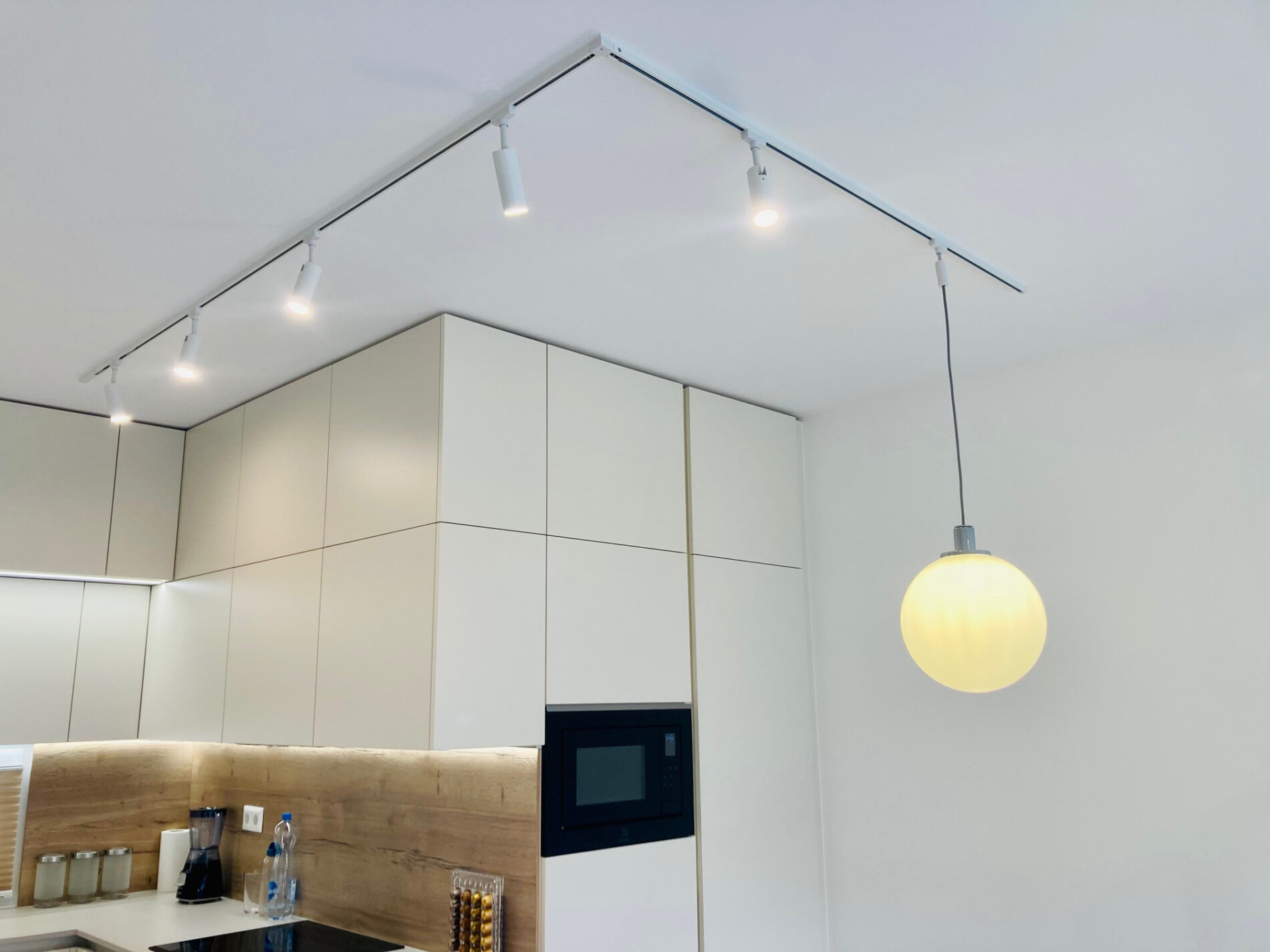 Paulmann URail egyfázisú LED sínrendszer konyhában.