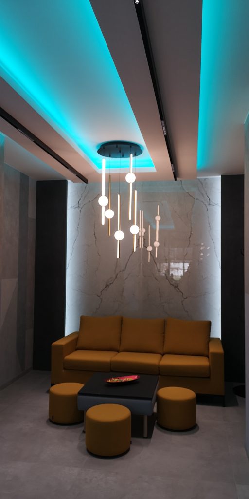 A Red Sevens kaszinóüzemeltelő irodaházának LED világítástechnikai megoldásai 3 1 red sevens recepcio irodahaz vilagitas – Ledium