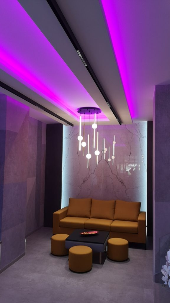 A Red Sevens kaszinóüzemeltelő irodaházának LED világítástechnikai megoldásai 2 1a recepcio vilagitas design butorokkal – Ledium