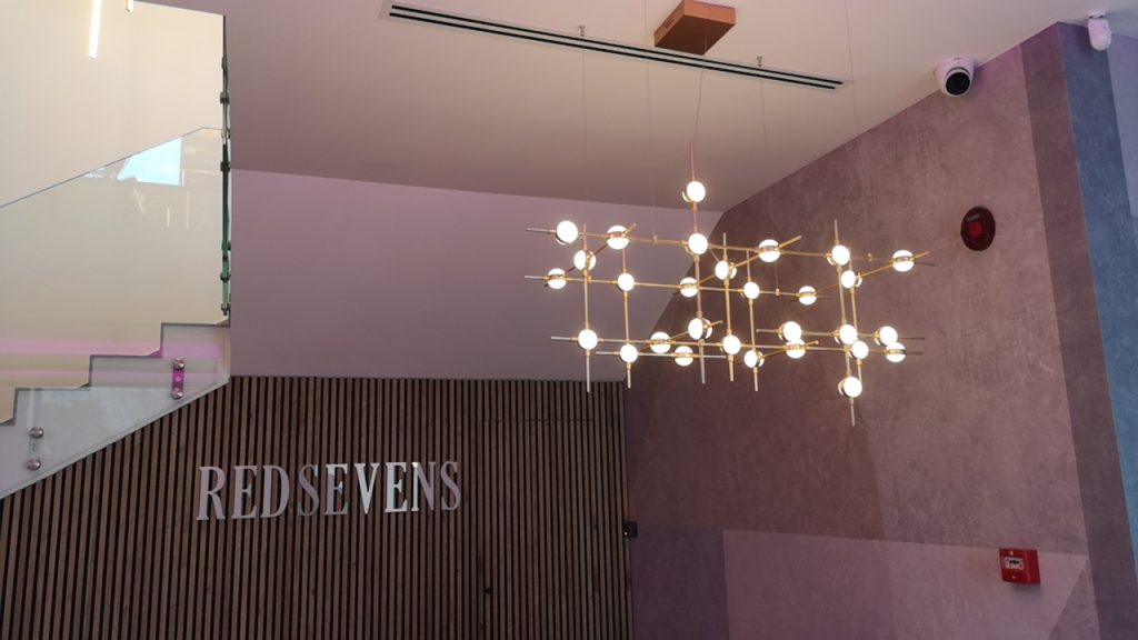 A Red Sevens kaszinóüzemeltelő irodaházának LED világítástechnikai megoldásai 1 2 arany tobb agu nagy csillar dekorativ vilagitas – Ledium