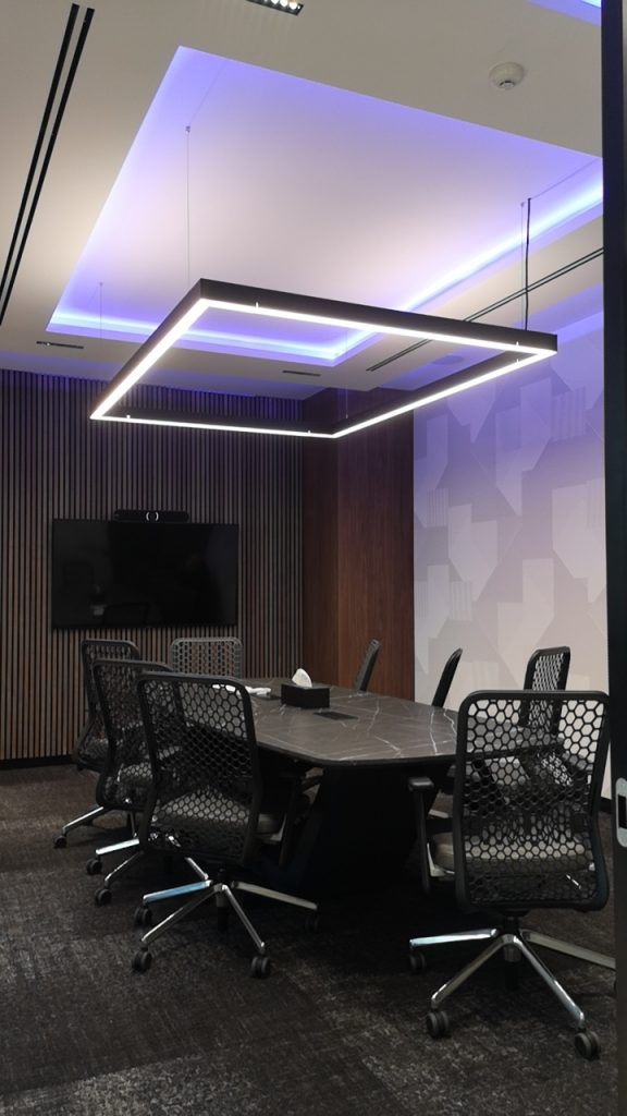 A Red Sevens kaszinóüzemeltelő irodaházának LED világítástechnikai megoldásai 9 3 targyalo led vilagitas led profil fuggesztek 1 – Ledium