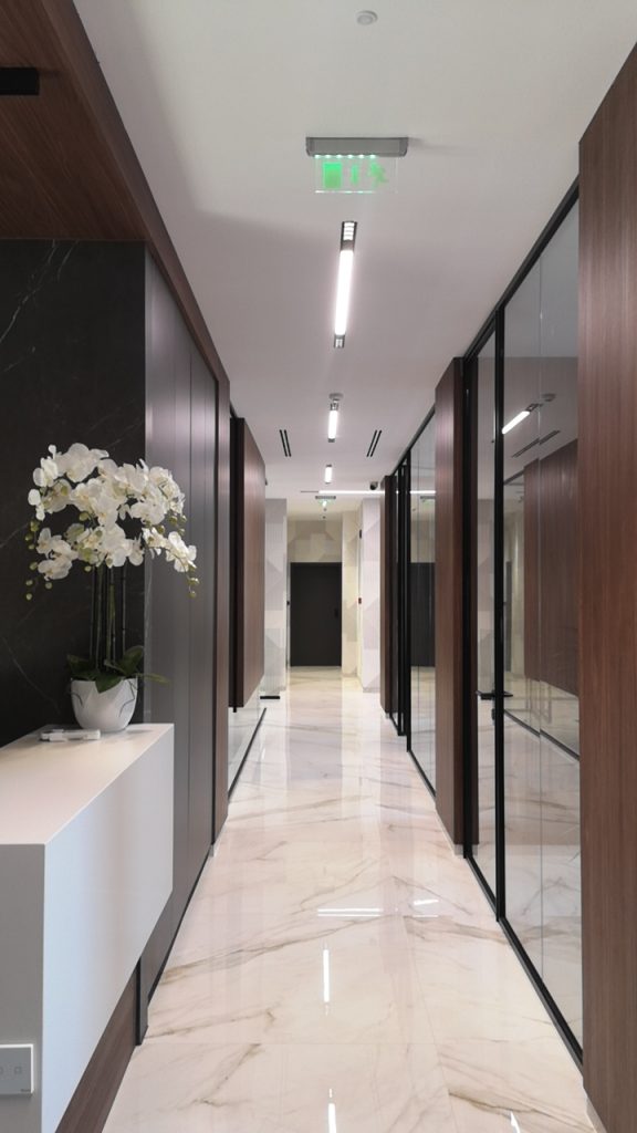 A Red Sevens kaszinóüzemeltelő irodaházának LED világítástechnikai megoldásai 11 5 folyoso szort fenyu es spot vilagitas – Ledium