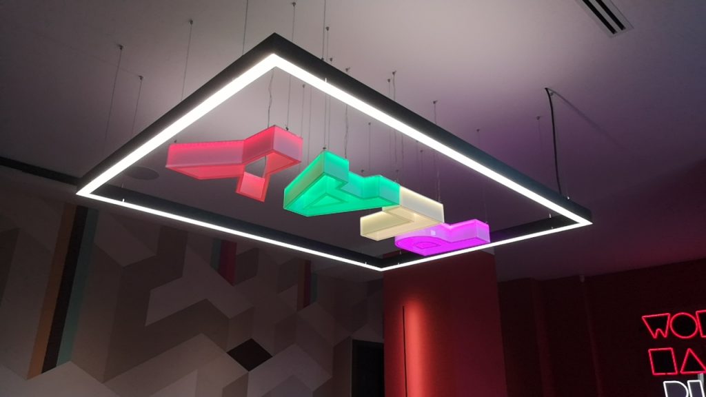 A Red Sevens kaszinóüzemeltelő irodaházának LED világítástechnikai megoldásai 12 jatszoszoba led vilagitas egyedi betukkel – Ledium